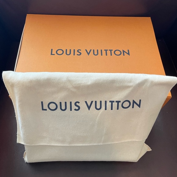 Like New Louis Vuitton Toiletry Pouch 26 - Picture 12 of 12